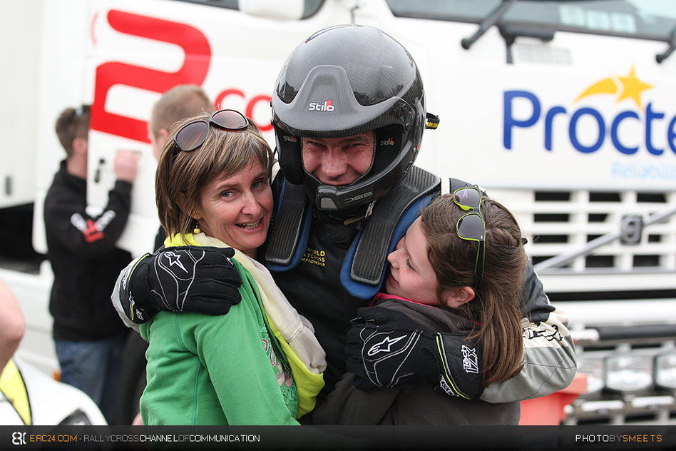 Happy event winner Koen Pauwels was immediately cheered up by his family. © DS/ERC24