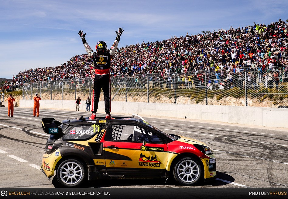 Almost 25,000 people hailed Petter Solberg after his overall victory at Montalegre. © JKR/ERC24