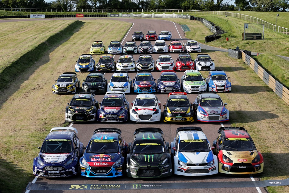 34 of the 37 present SuperCars lined up for an impressive Lydden Hill 2014 image. © IMG/ERC24