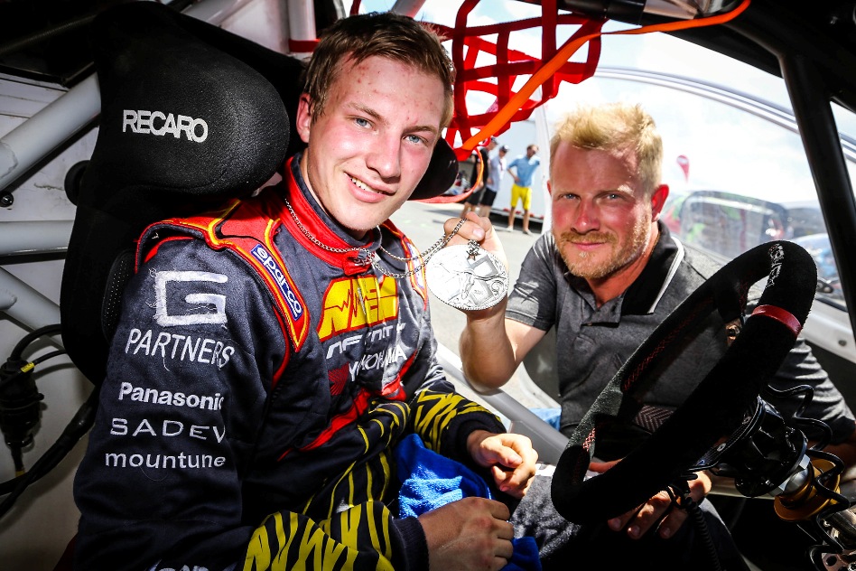 Proud father Andréas Eriksson showing the silver medal his offspring Kevin won in GRC Lites. © OMSE/ERC24