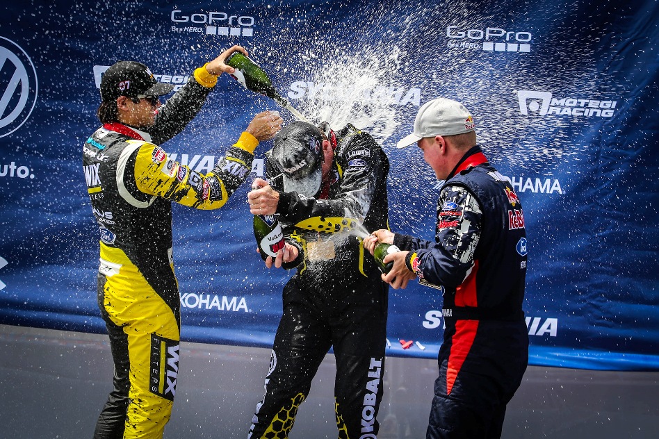 Nelson Piquet Jr. and Joni Wiman showering Patrik Sandell with champain. © OMSE/QNIGAN/ERC24