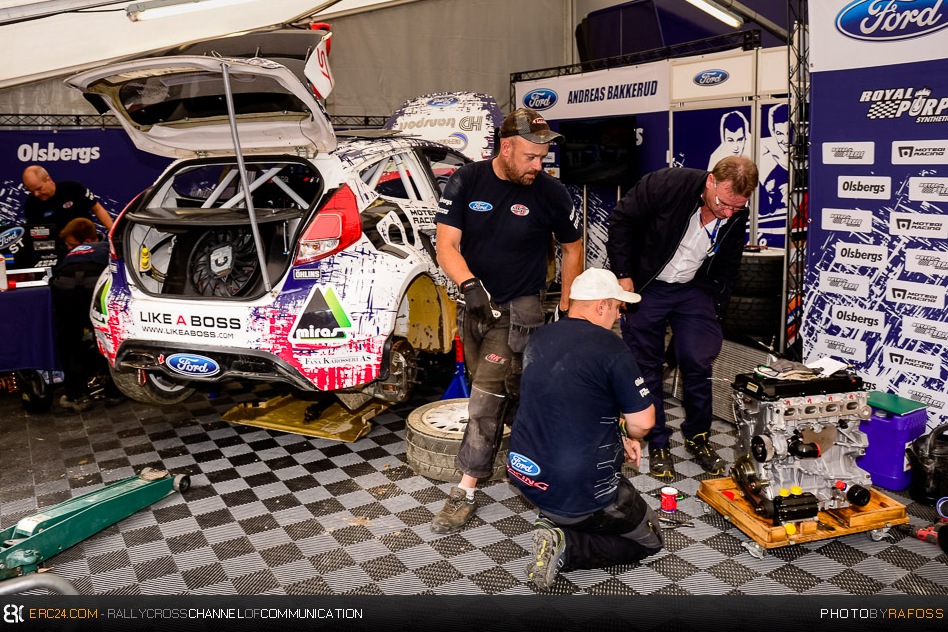 While the OMSE squad is busy with an engine change for Andreas Bakkerud... © JKR/ERC24