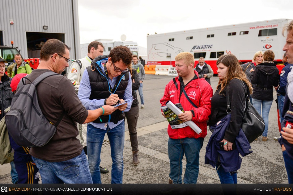 Hyundai factory WRC driver Thierry Neuville is at Mettet, but this time just to write autographs. © JKR/ERC24
