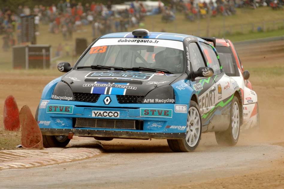 Andréa Dubourg and his Renault Clio Mk2 en route to victory of the Super1600s category. © Adecom/ERC24