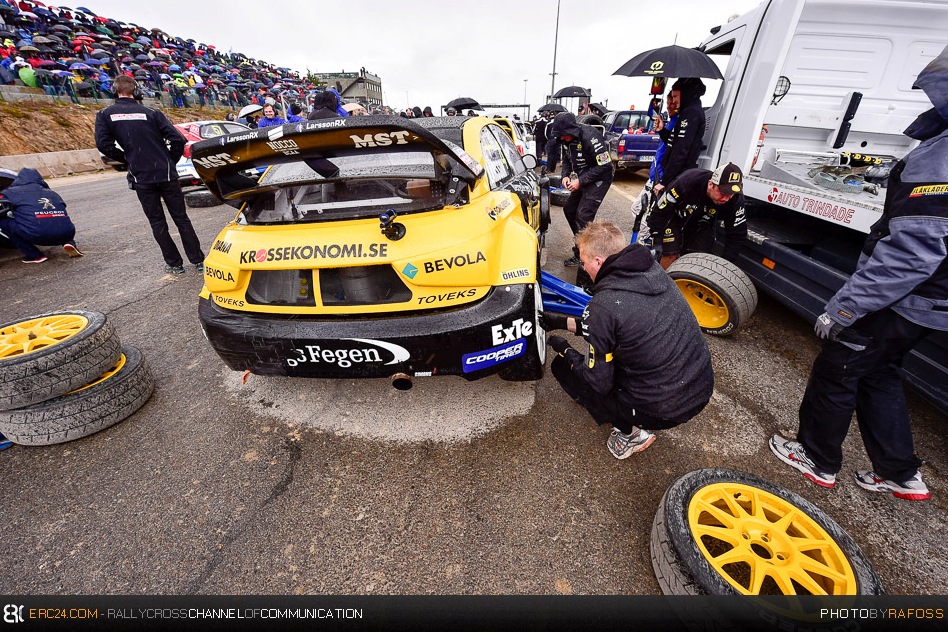 Changing tyres was several times an issue in the WorldRX of Portugal event. © JKR/ERC24